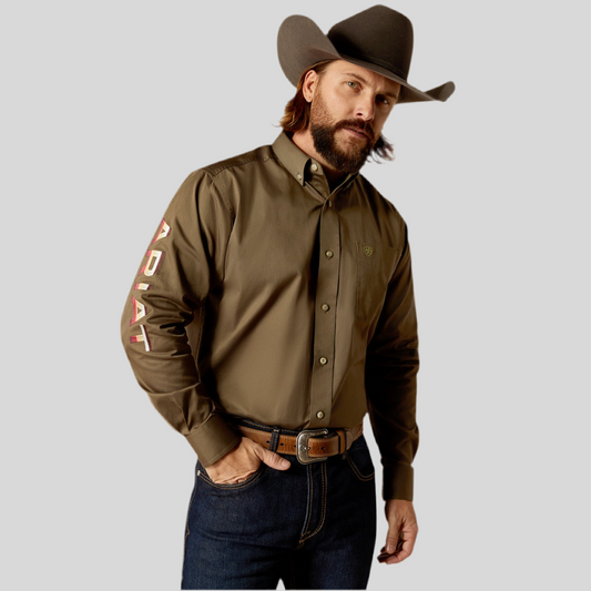 Camisa Ariat Team Logo Twill Verde Oliva Corte Clásico 10052824