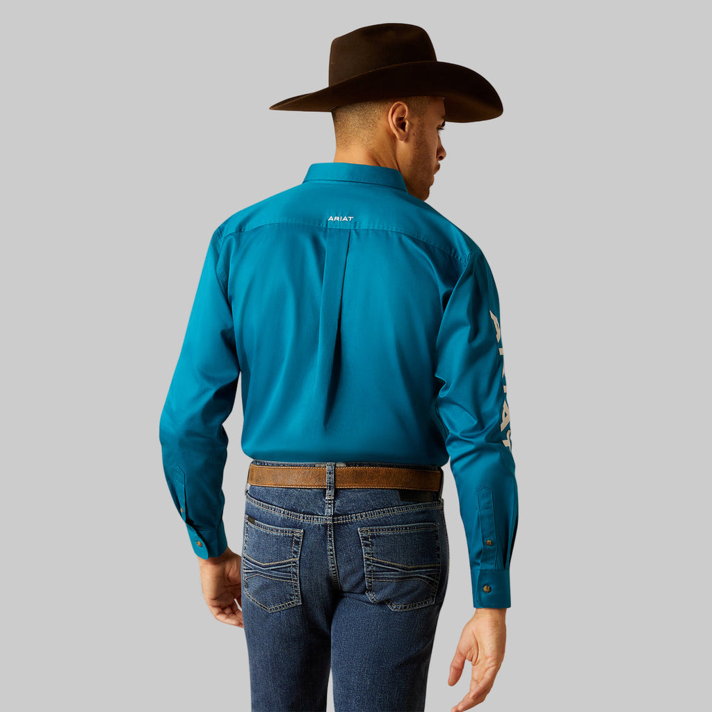 Camisa Ariat Team Logo Twill Turquesa Corte Clásico.