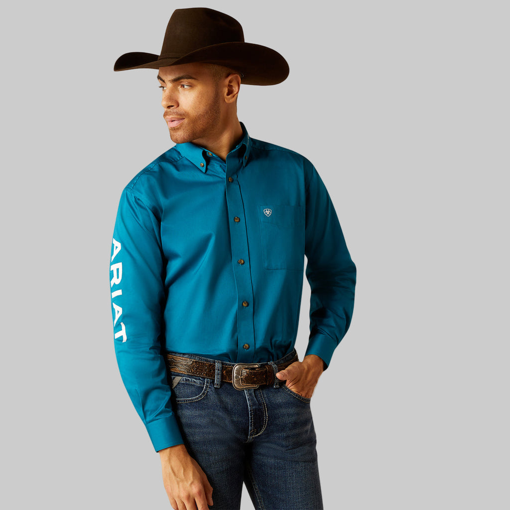 Camisa Ariat Team Logo Twill Turquesa Corte Clásico.
